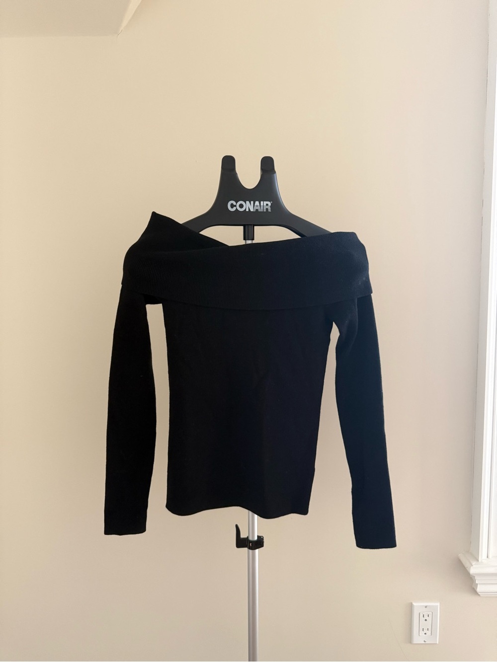 Wilfred Black Off-the-Shoulder Long Sleeve sweater